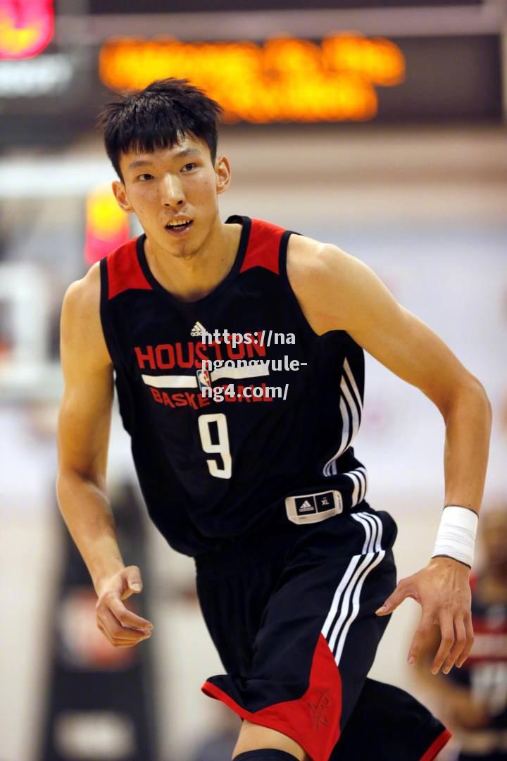 中国球员周琦接受膝盖手术后仍需长期恢复，或影响明年NBA复出计划_