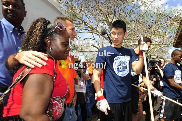 NBA球员在慈善活动中展现真情